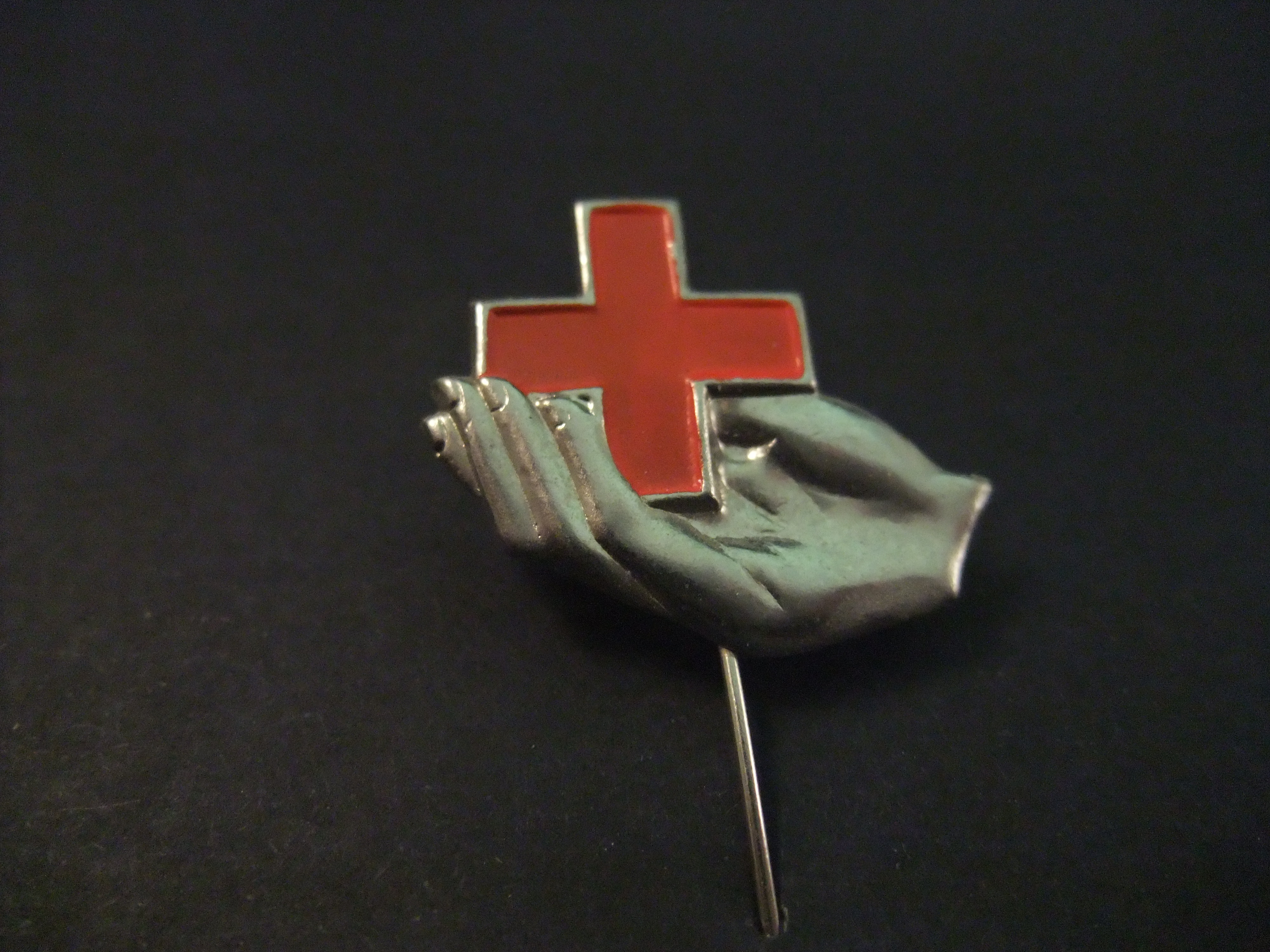 Het Rode Kruis helpende hand zilverkleurig met logo